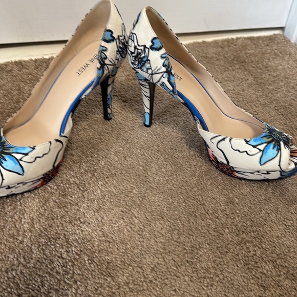 Beautiful Nine West Floral Open Toe Pumps! Good Condition! Perfect for Spring - Picture 2 of 4